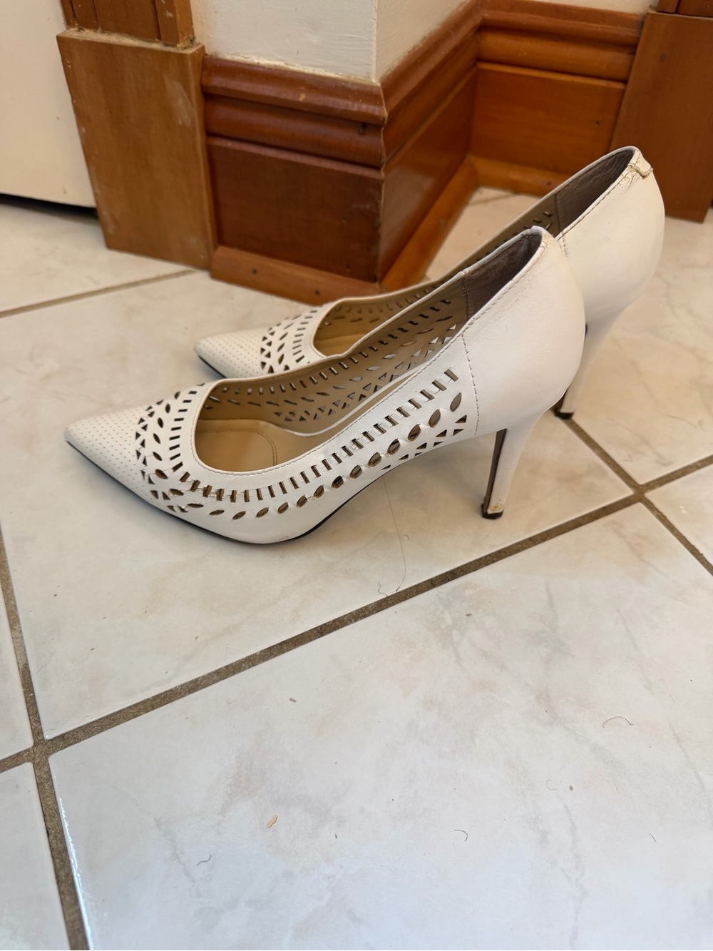 Unisa White Laser Cut Pointed Toe Pumps Size 7M Wedding/Career Heels